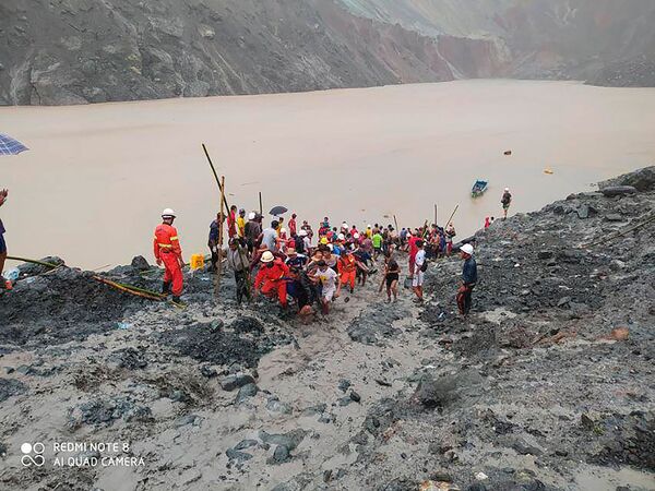 Спасатели извлекают тела погибших в районе оползня на нефритовом карьере в Пхакане, штат Качин (2 июля 2020). Мьянма - Sputnik Армения