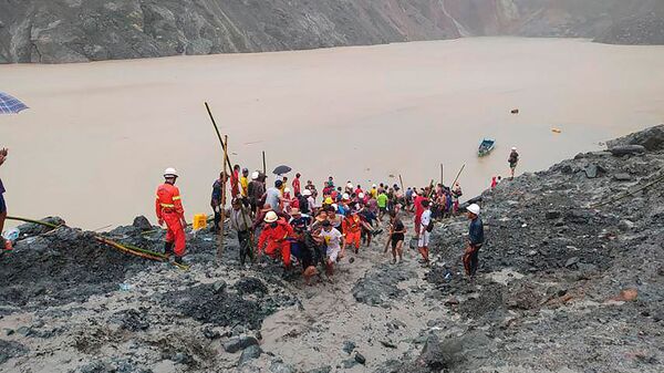 Спасатели извлекают тела погибших в районе оползня на нефритовой шахте в Хпаканте, штат Качин (2 июля 2020). Мьянма - Sputnik Армения