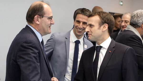 Президент Франции Эммануэль Макрон приветствует Межминистерскому делегату Олимпийских и Паралимпийских игр 2024 года Жана Кастекса (слева) во время открытия нового гандбольного стадиона в Кретейле (9 января 2019). Париж - Sputnik Армения