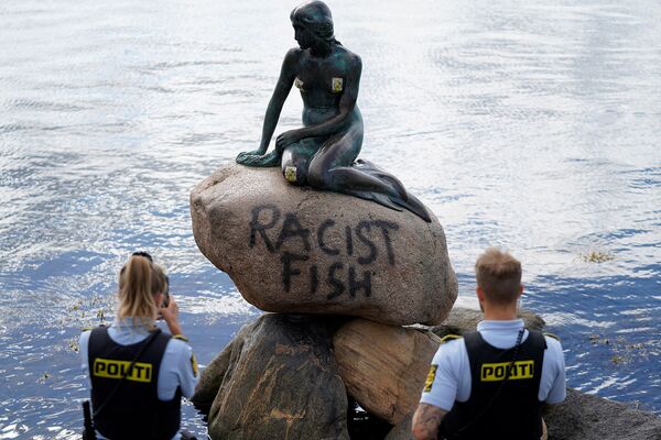 Վանդալները «Ռասիստական ձուկ» արտահայտությունն են գրել Կոպենհագենի «Ջրահարսը» արձանի վրա (2020 թվականի հուլիսի 3). Դանիա

 - Sputnik Արմենիա