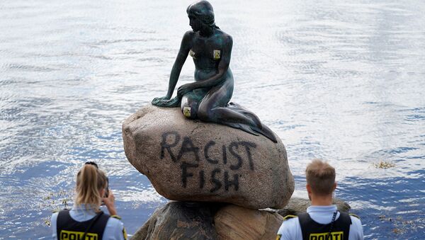 Вандалы написали Расистская рыба на статуе Русалочки в Копенгагене (3 июля 2020). Дания - Sputnik Армения