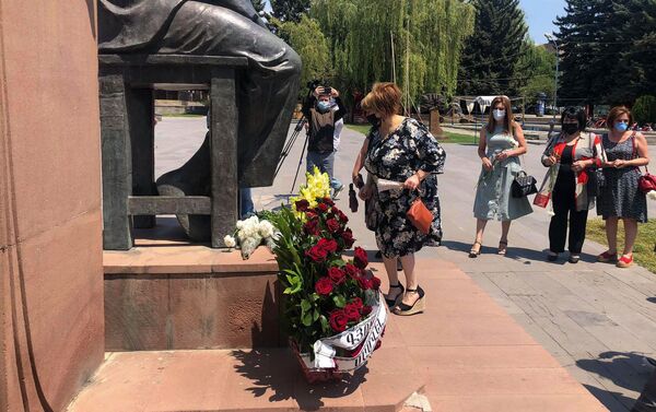 Директор дома-музея Шогик Мелконян у памятника Фрунзику Мкртчяну в Гюмри Директор дома-музея Шогик Мелконян у памятника Фрунзику Мкртчяну в Гюмри - Sputnik Армения