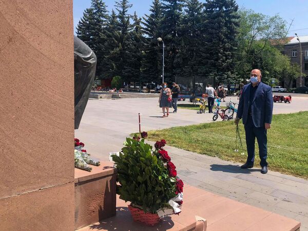 Почетный гражданин не только в сердцах: как в Гюмри отметили 90-летие Фрунзика Мкртчяна Почетный гражданин не только в сердцах: как в Гюмри отметили 90-летие Фрунзика Мкртчяна - Sputnik Армения