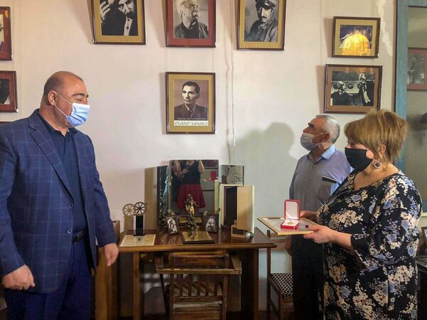 Ուշ, բայց ոչ ուշացած. Մհեր Մկրտչյանին շնորհվեց «Գյումրու պատվավոր քաղաքացի» կոչումը Ուշ, բայց ոչ ուշացած. Մհեր Մկրտչյանին շնորհվեց «Գյումրու պատվավոր քաղաքացի» կոչումը - Sputnik Արմենիա