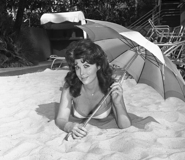 Актриса Тина Луиза в бикини под зонтиком (24 января 1961). Голливуд - Sputnik Армения