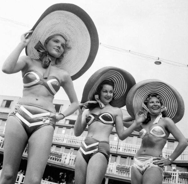 Модели представляют новые купальники в открытом бассейне Paris Molitor (8 июня 1951). Париж - Sputnik Армения