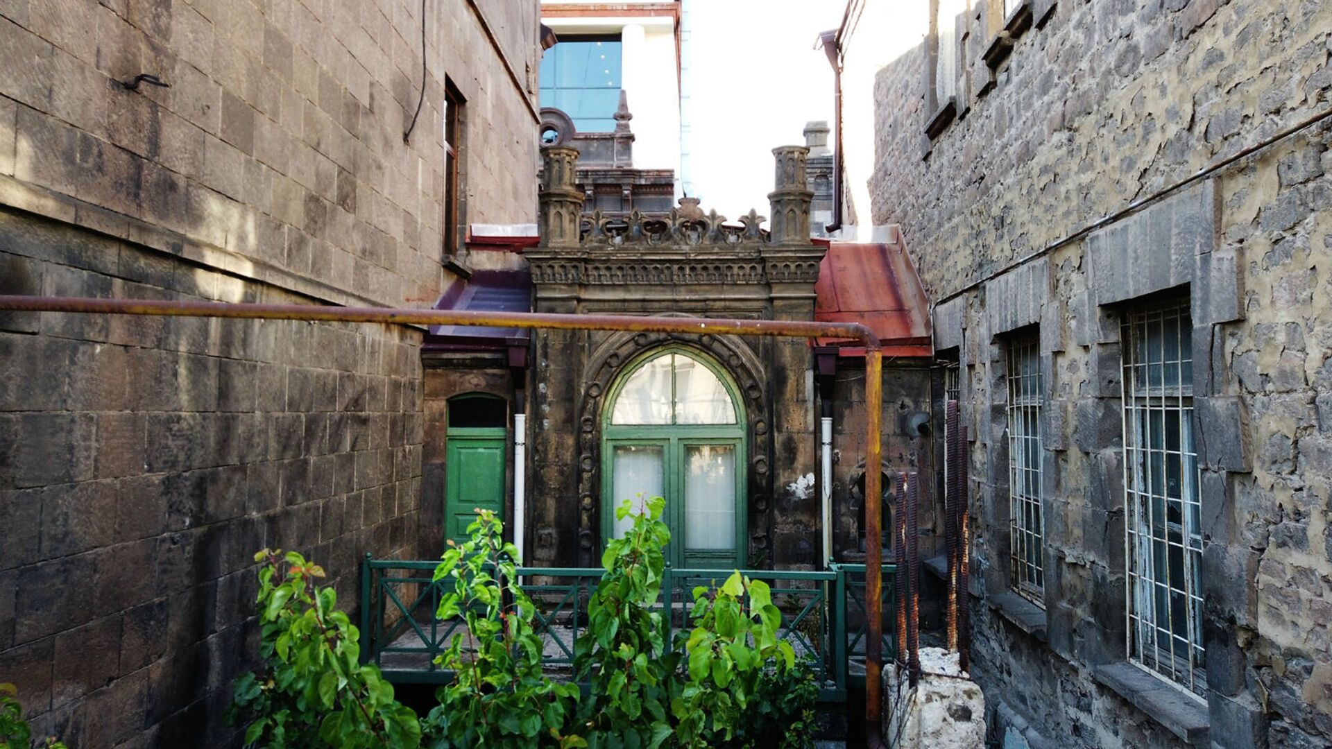 Дворик старинного здания на улице Фирдоуси (1 июля 2020). Еревaн - Sputnik Армения, 1920, 07.03.2023