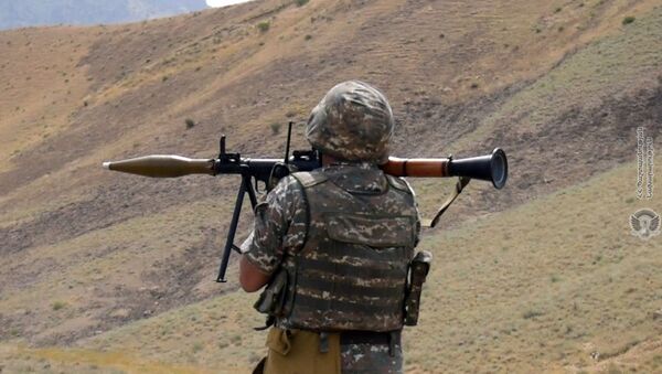 Армянский военнослужащий на тренировках по стрельбе - Sputnik Արմենիա