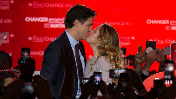Лидер канадской Либеральной партии Джастин Трюдо целует свою жену Софи после победы на всеобщих выборах (20 октября 2015). Монреаль - Sputnik Армения