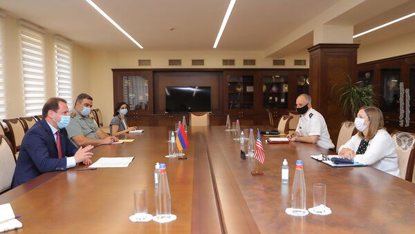 Министр обороны Армении Давид Тоноян встретился с Чрезвычайным и Полномочным послом США Линн Трейси (7 июля 2020). Еревaн - Sputnik Արմենիա