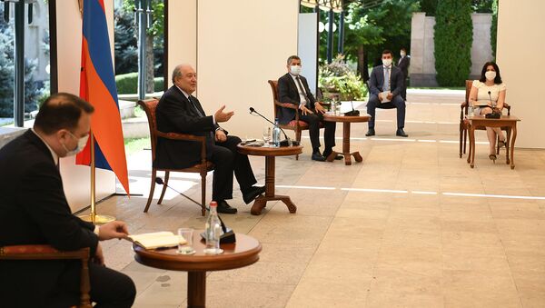Президент Армен Саркисян встретился с группой специалистов Комиссии по Конституционным реформам (7 июля 2020). Еревaн - Sputnik Армения