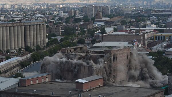Здание хладокомбината Дзюник Сарнаран подорвали в Ереване - Sputnik Армения
