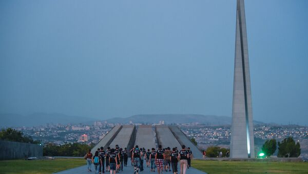 Велопробег в центре Еревана в рамках проекта “100 дверей”, посвященный памяти жертв Геноцида армян 1915 года - Sputnik Արմենիա