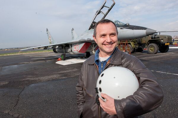 У заместителя командира авиабазы подполковника Олега Грицаенко с чувством юмора все в порядке - Sputnik Армения