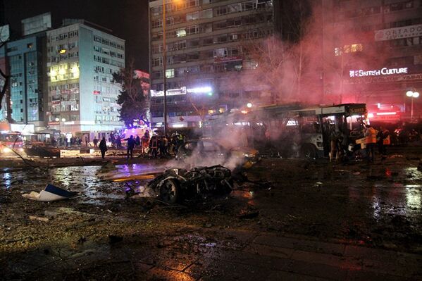 По предварительной версии полиции, причиной взрыва стал заминированный автомобиль, который взорвался, находясь между двумя автобусами - Sputnik Армения