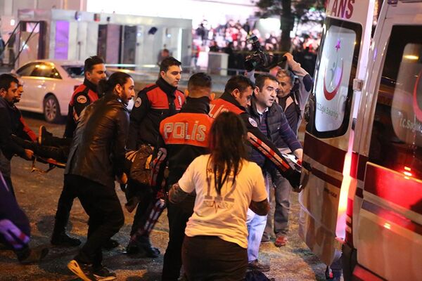 Спасатели и полиция на месте теракта на автобусной остановке рядом со сквером Гювен-парк в центре Анкары Спасатели и полиция на месте теракта на автобусной остановке рядом со сквером Гювен-парк в центре Анкары - Sputnik Армения