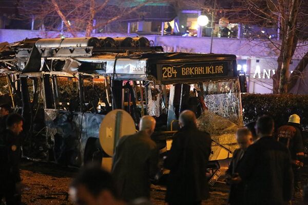 Взрыв произошел на автобусной остановке вблизи одного из офисов премьер-министра Турции рядом со сквером Гювен-парк в самом центре города в момент большого скопления людей - Sputnik Армения