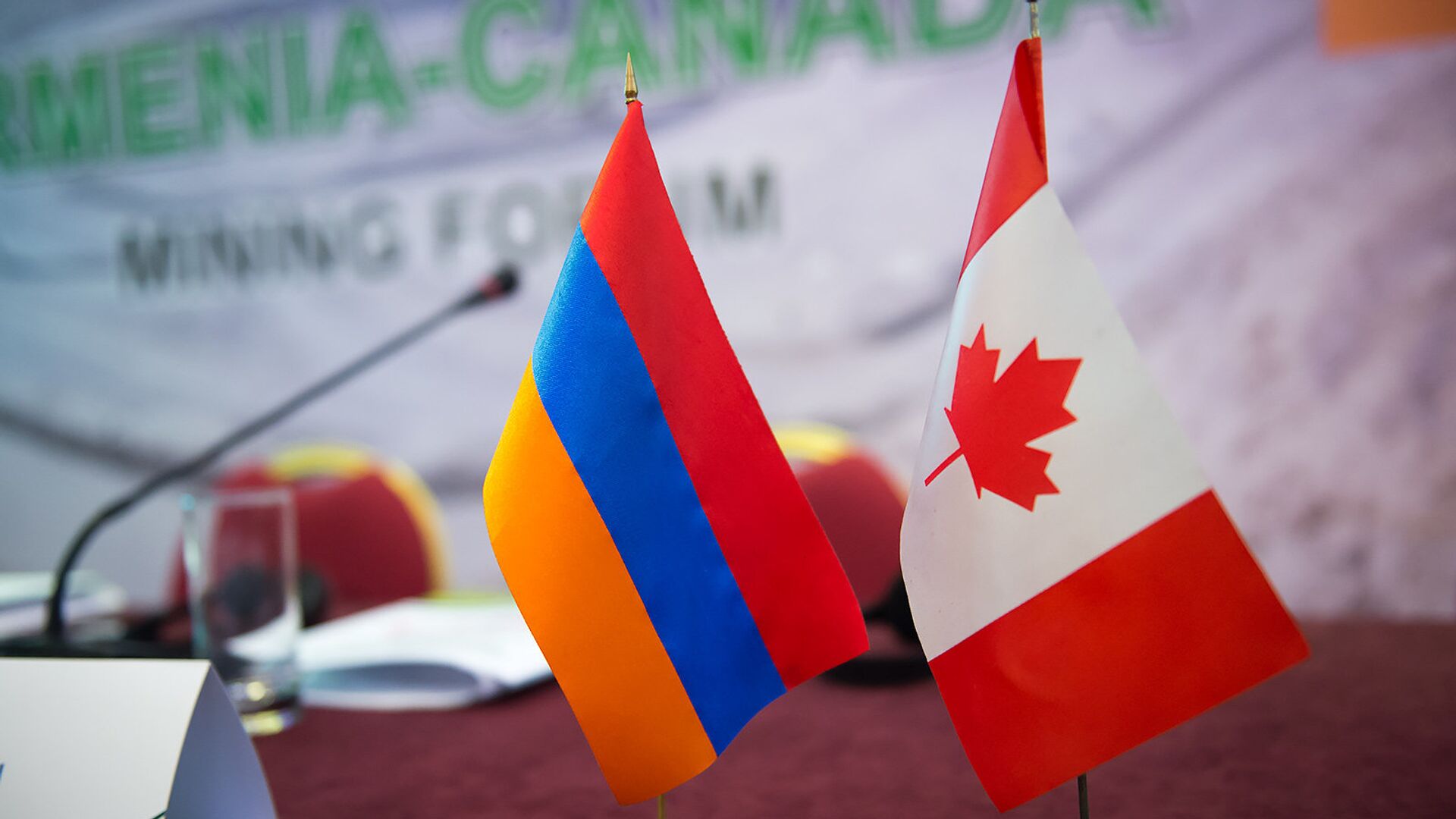 Флаги Армении и Канады - Sputnik Армения, 1920, 20.06.2021