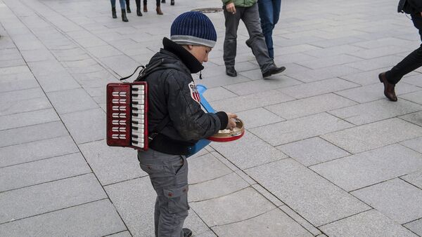 Ребенок играет на улице на аккордеоне, чтобы заработать на жизнь - Sputnik Արմենիա