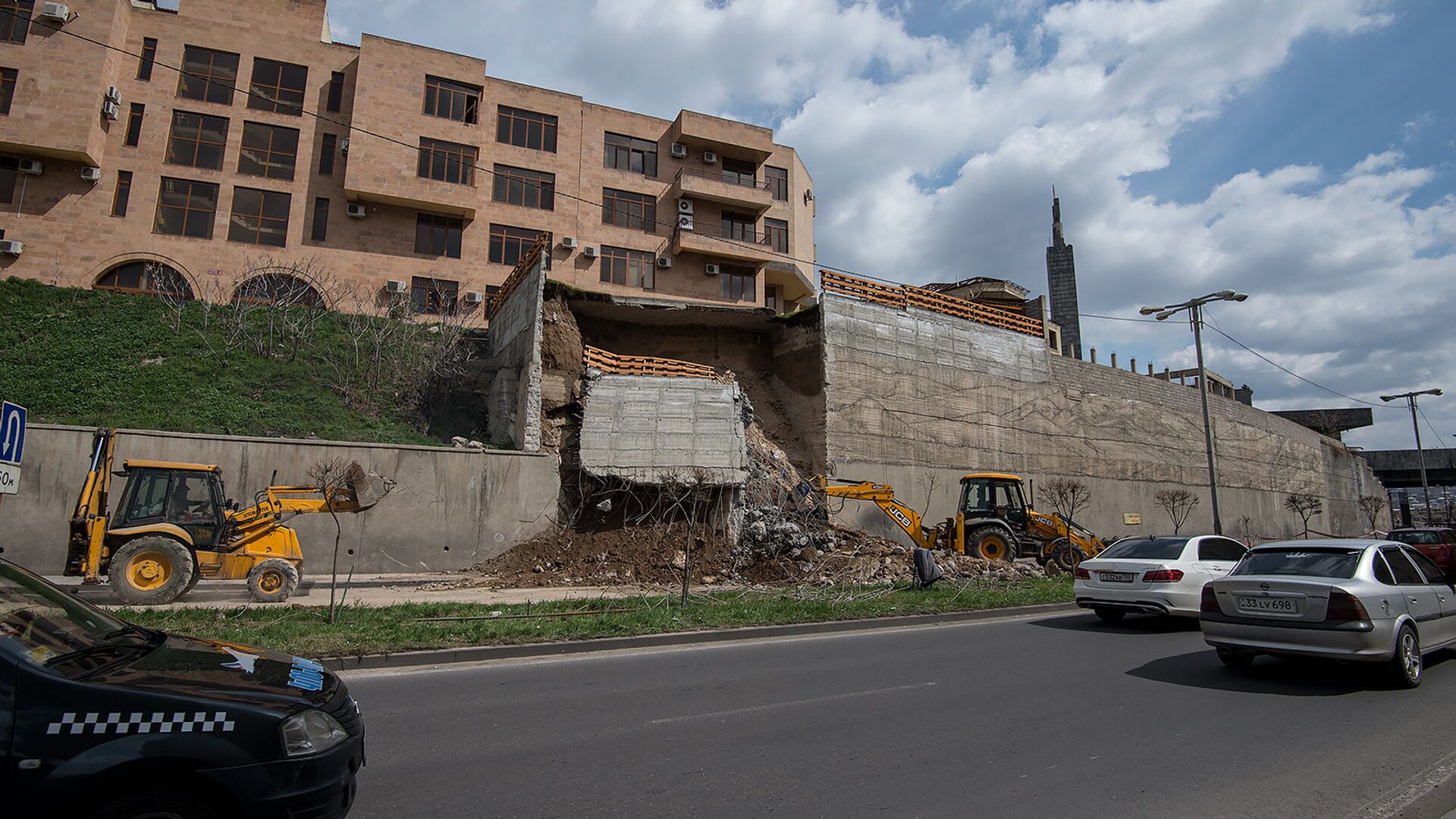 Обвал бетонной стены произошел на трассе Сараландж в Ереване - Sputnik Արմենիա, 1920, 13.02.2021