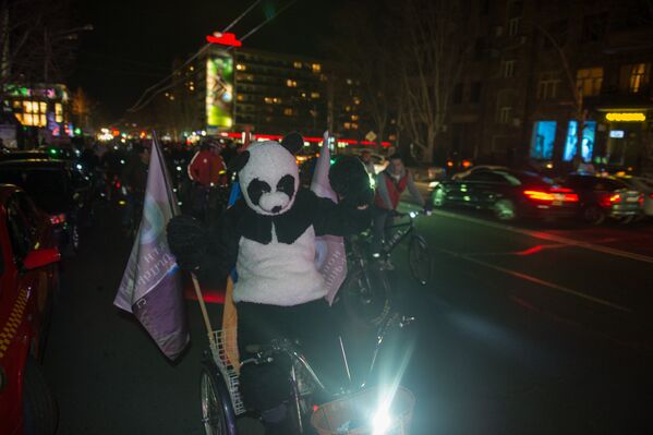Велосипедист в одежде панды организации WWF - Sputnik Армения