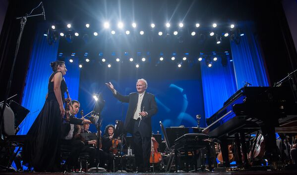 Под руководством дирижера Рубена Асатряна выступил Симфонический оркестр Национального академического театра оперы и балета им. Спендиаряна Под руководством дирижера Рубена Асатряна выступил Симфонический оркестр Национального академического театра оперы и балета им. Спендиаряна - Sputnik Армения