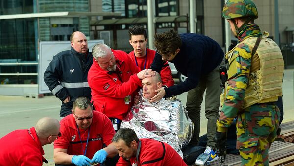 Пострадавший в результате взрыва в брюссельском метро получает первую помощь - Sputnik Արմենիա