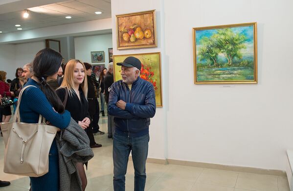 Классические лестницы здания Союза художников привели на третий этаж, где по мере приближения людей становилось все душнее. Выставка без названия, в светлом помещении без окон собрала ценителей искусства. Это картины не Дали, и не Караваджо, а обыкновенных армянских художников написанные в стиле извечных вопросов: быть или не быть Классические лестницы здания Союза художников привели на третий этаж, где по мере приближения людей становилось все душнее. Выставка без названия, в светлом помещении без окон собрала ценителей искусства. Это картины не Дали, и не Караваджо, а обыкновенных армянских художников написанные в стиле извечных вопросов: быть или не быть - Sputnik Армения
