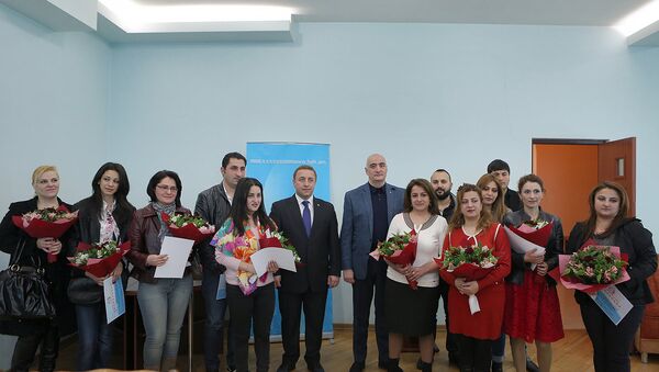 Вручение сертификатов студентам многодетных семей, учебу которых будет оплачивать Молодежный фонд Армении - Sputnik Армения