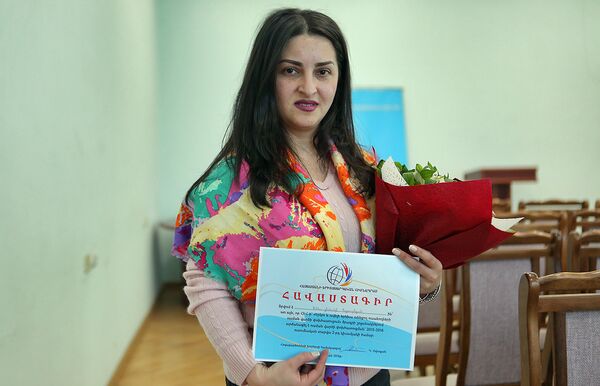 Вручение сертификатов студентам многодетных семей, учебу которых будет оплачивать Молодежный фонд Армении Вручение сертификатов студентам многодетных семей, учебу которых будет оплачивать Молодежный фонд Армении - Sputnik Армения