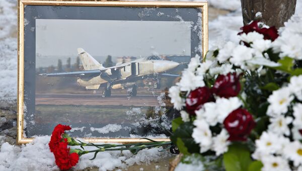 Жители несут цветы к памятнику авиаторам в Липецке - Sputnik Армения