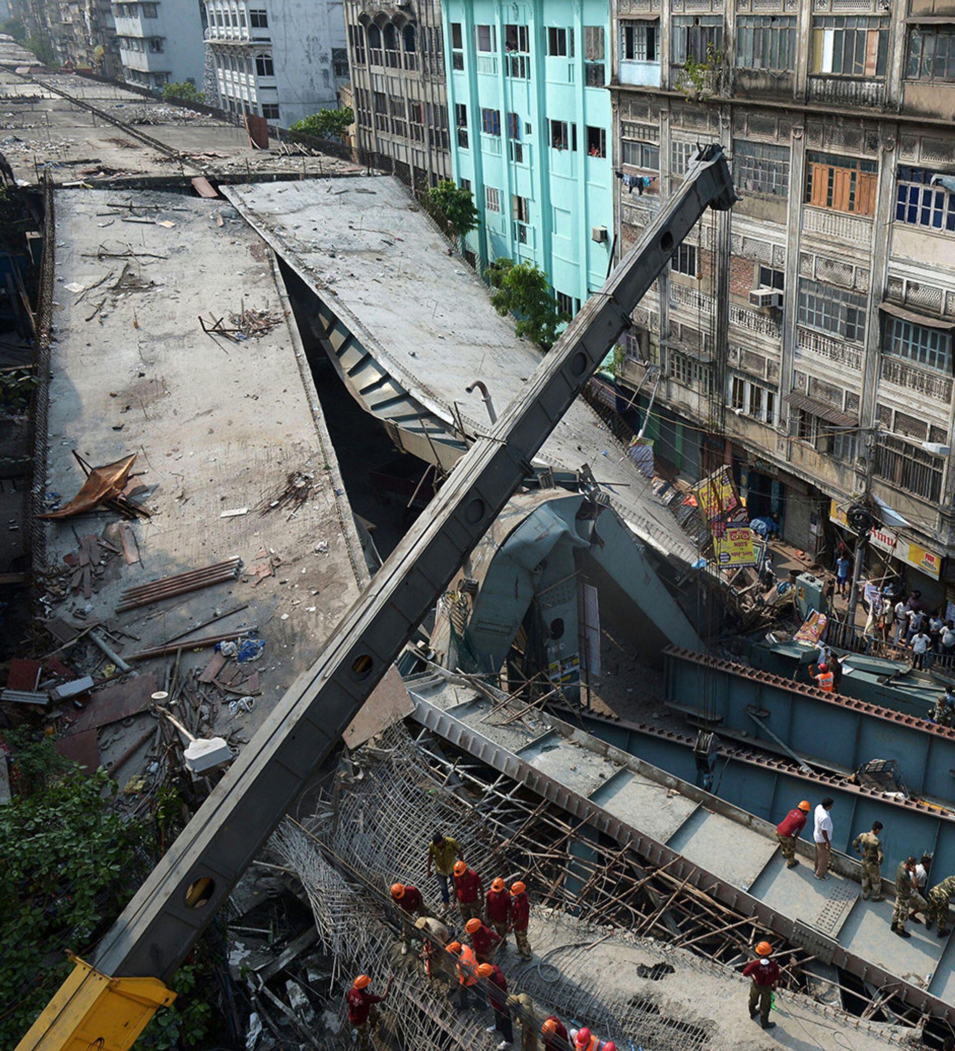Отчего упала. Обрушенный мост в Калькутте. Обрушение путепровода. Обруше5ие моста в иедит.