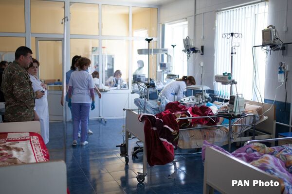 Ստեփանակերտի բժշկական Карабахские дети получают необходимое лечение в Степанакертском медицинском центре.բուժում են ստանում ադրբեջանական զինուժի հարձակողական գործողությունների հետևանքով տուժած երեխաները - Sputnik Армения