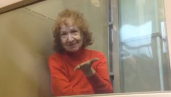 СПУТНИК_Подозреваемая в убийстве 68-летняя Самсонова сделала воздушный поцелуй в суде - Sputnik Армения