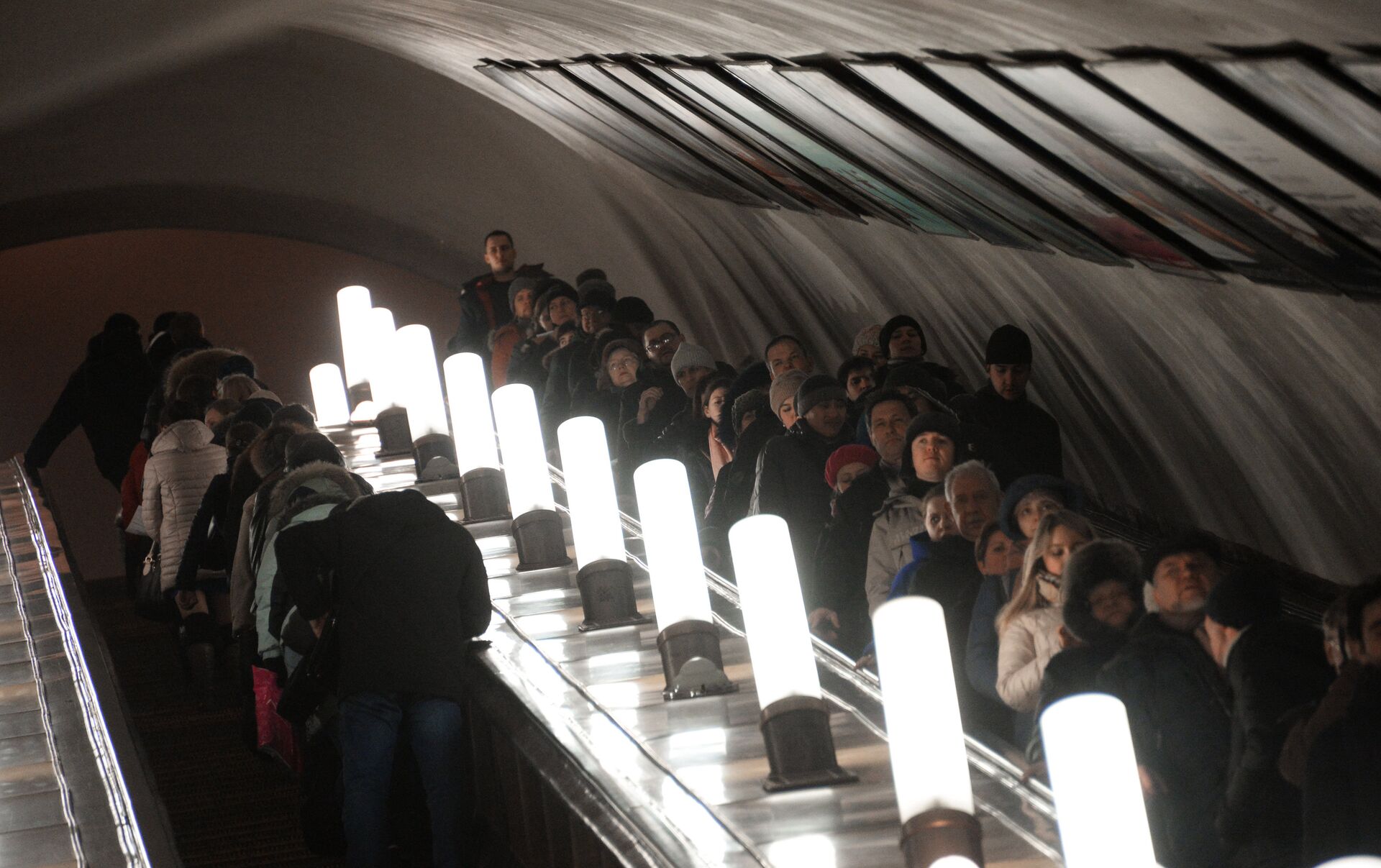 Потерял метро. Травелатор с разными людьми на сцене. Метро Бауманская секретное месть.