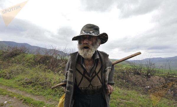 Старик из села Гадрутского района, переехавший в Нагорный Карабах из Узбекистана много лет назад. - Sputnik Армения