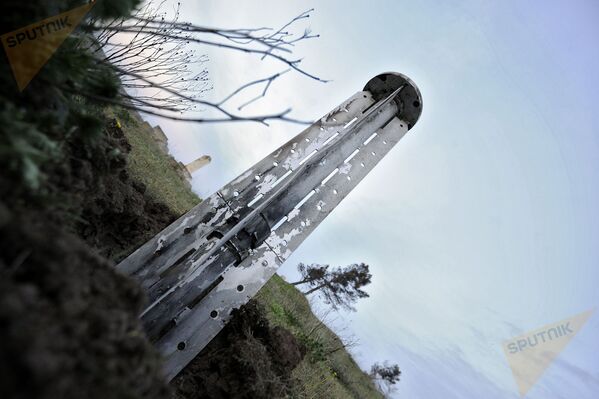 Фрагмент снаряда Смерч, врезавшийся в землю на территории старого азербайджанского кладбища. - Sputnik Армения