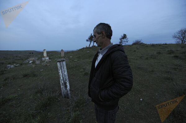 Анушаван - местный житель, обнаруживший место попадания снаряда. - Sputnik Армения