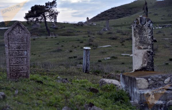 Азербайджанское кладбище в Гадрутском районе Нагорного Карабаха - Sputnik Армения