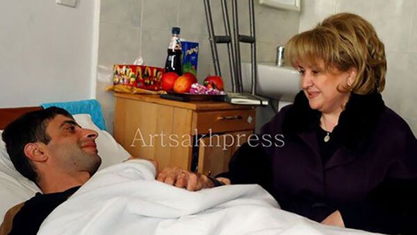 Первая леди Армении Рита Саргсян посетила раненых в госпитале Степанакерта - Sputnik Արմենիա