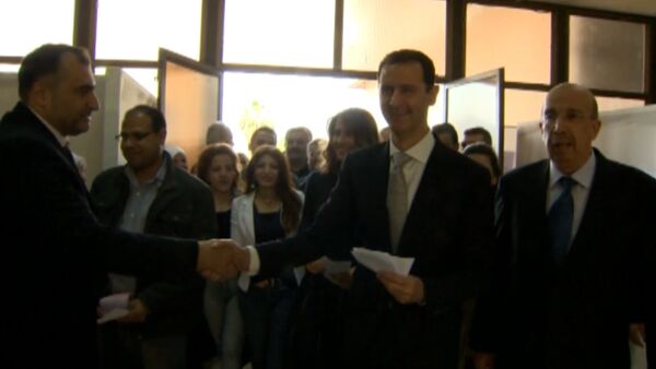 СПУТНИК_Асад с женой пожали руки сирийцам после голосования на парламентских выборах - Sputnik Армения