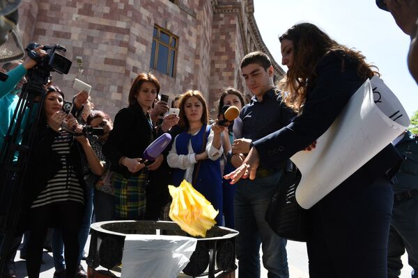 Акция протеста в Ереване против приобретения турецких товаров Акция протеста в Ереване против приобретения турецких товаров - Sputnik Армения