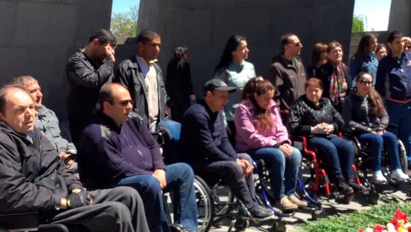 Люди с инвалидностью возложили цветы в Цицернакаберде - Sputnik Армения