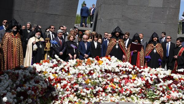 Серж Саргсян возложил цветы у мемориала памяти жертв Геноцида армян в Цицернакаберде - Sputnik Армения