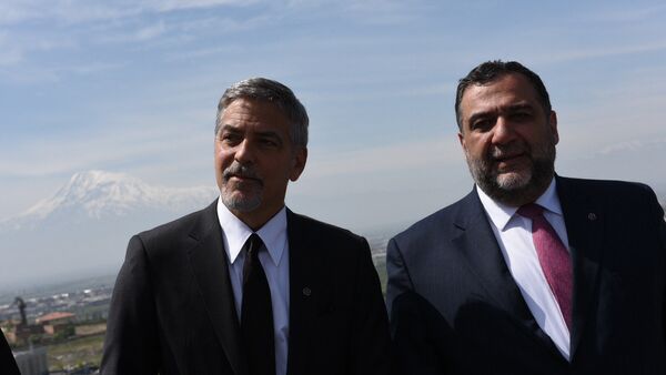 Джордж Клуни и Рубен Варданян на фоне горы Арарат в Ереване - Sputnik Արմենիա