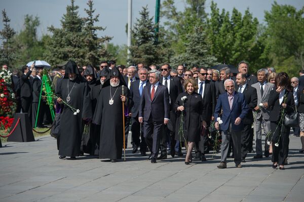 Верховный Патриарх и Католикос всех армян Гарегин II, президент Армении Серж Саргсян с супругой Ритой Саргсян и известный шансонье Шарль Азнавур. Верховный Патриарх и Католикос всех армян Гарегин II, президент Армении Серж Саргсян с супругой Ритой Саргсян и известный шансонье Шарль Азнавур. - Sputnik Армения
