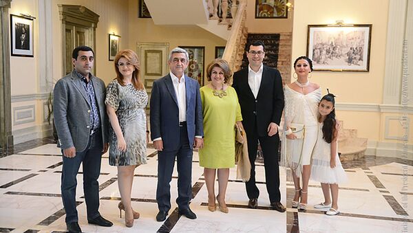 Президент Армении Серж Саргсян с семьей - Sputnik Արմենիա
