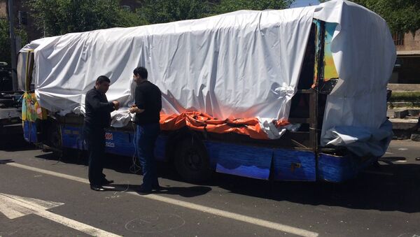 Взорвавшийся автобус Богдан переправляют на охраняемую территорию - Sputnik Армения