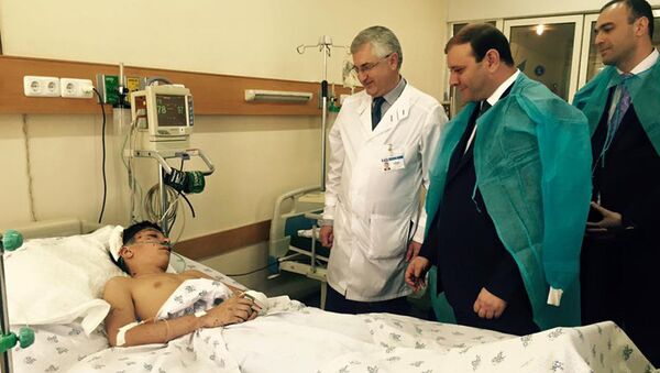 Мэр Еревана Тарон Маргарян навестил пострадавших в результате взрыва автобуса - Sputnik Արմենիա