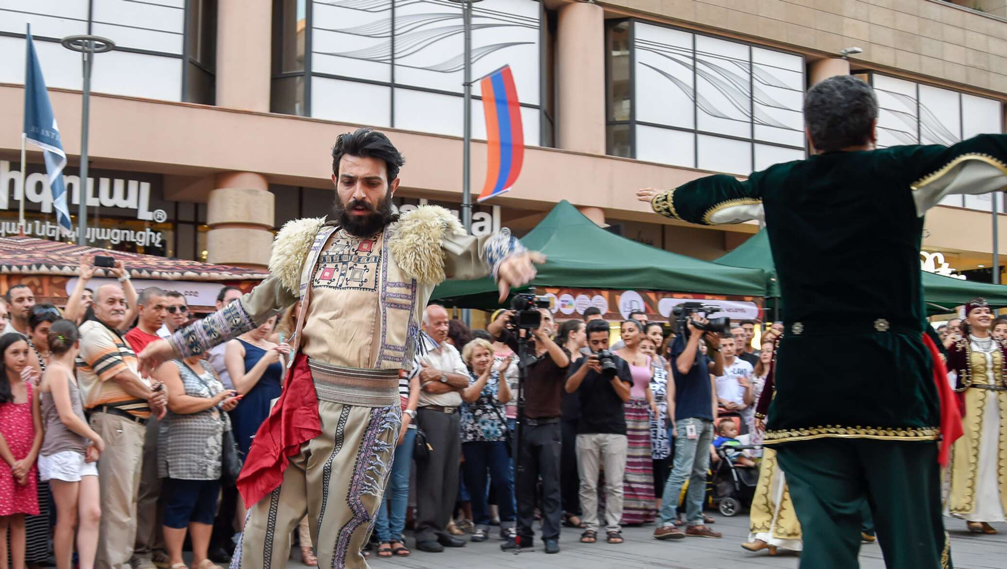 Ереван фестиваль. Фестивали в Армении. Армянское шоу. Культурные мероприятия Ереван.